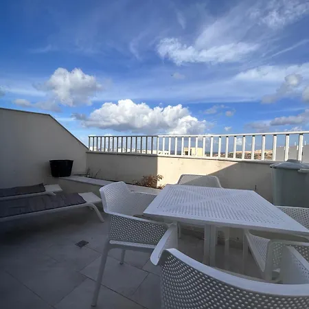 Qawra Penthouse - Spacious Sleeps 5 *