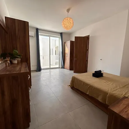 Qawra Penthouse - Spacious Sleeps 5 * St. Paul's Bay