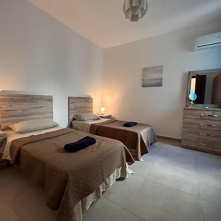 Qawra Penthouse - Spacious Sleeps 5 * St. Paul's Bay