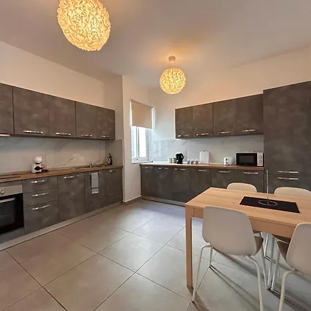Qawra Penthouse - Spacious Sleeps 5 Apartament