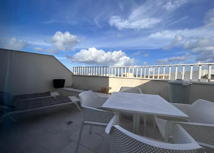 Qawra Penthouse - Spacious Sleeps 5 *