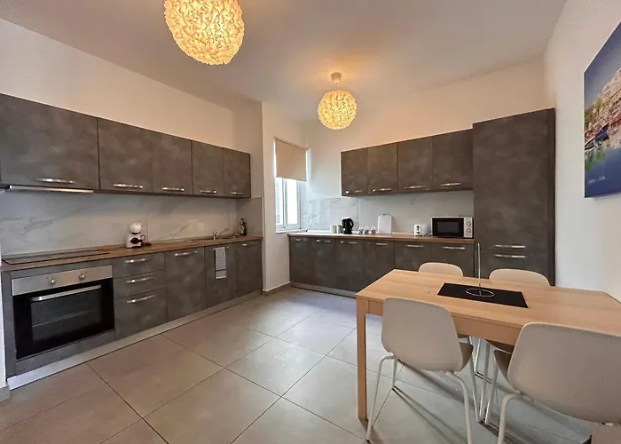 Qawra Penthouse - Spacious Sleeps 5 Lejlighed