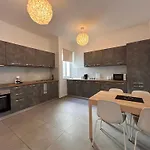Qawra Penthouse - Spacious Sleeps 5 Lejlighed