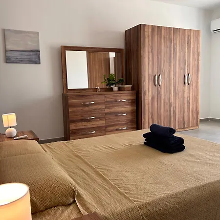 Qawra Penthouse - Spacious Sleeps 5 Lejlighed *